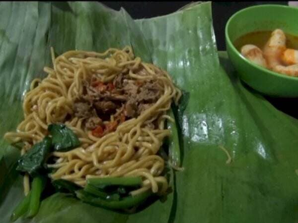 Dibungkus Daun Pisang Lalu Dibakar, Ternyata Isinya Mie Ayam Bukan Nasi, Gimana Rasanya?