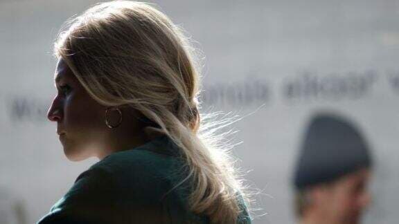 5 Tanda Suami Cemburu pada Istri, Moms Harus Tahu Nih! 5 Tanda Suami Cemburu pada Istri, Moms Harus Tahu Nih!