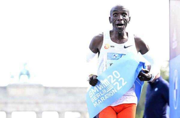 Eliud Kipchoge Pecahkan Rekor Dunia Lari Marathon Eliud Kipchoge Pecahkan Rekor Dunia Lari Marathon