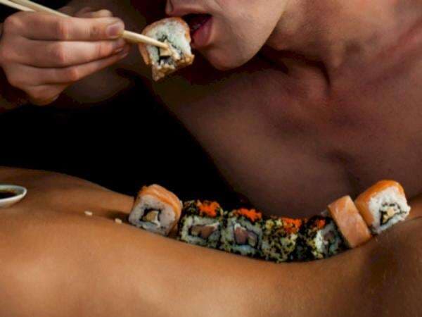 Tradisi Jepang Makan Sushi dari Tubuh Wanita Tanpa Busana Ini Bikin Netizen Gak Abis Pikir Tradisi Jepang Makan Sushi dari Tubuh Wanita Tanpa Busana Ini Bikin Netizen Gak Abis Pikir