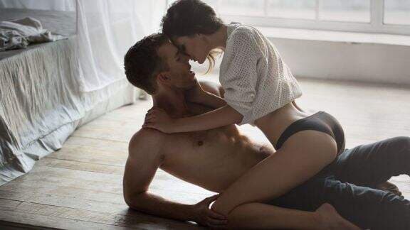 Bikin Suasana Makin Hot, Ini 10 Film Dewasa di Netflix yang Bisa Kamu Tonton dengan Pasangan! Cuss Netflix and Chill Moms... Bikin Suasana Makin Hot, Ini 10 Film Dewasa di Netflix yang Bisa Kamu Tonton dengan Pasangan! Cuss Netflix and Chill Moms...