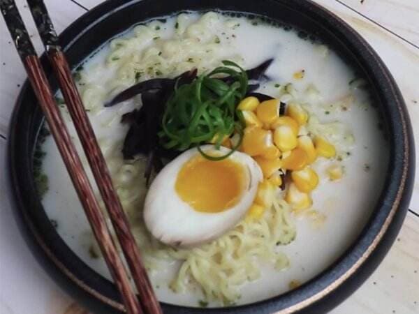 Resep Ramen Jepang Pakai Mi Instan, Rasanya Mantap!