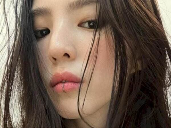 Han So Hee Pamer Piercing di Bibir dan Alis, Salfok Cantiknya Gak Berubah!