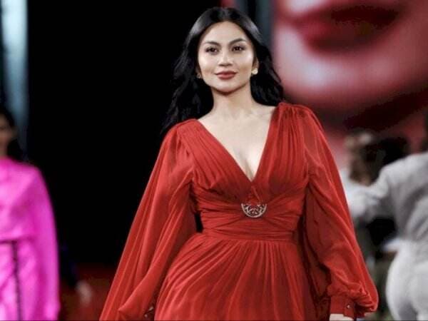 Tampil Menawan di Paris Fashion Week, Ariel Tatum Pakai Dress Nyaris Rp100 Juta