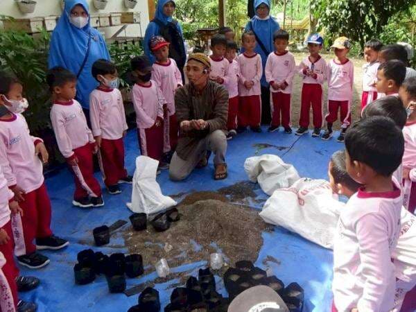 Kisah Sarjana Pelayaran Putar Haluan Jadi Petani Milenial, Majukan Desa dengan Cara Unik Kisah Sarjana Pelayaran Putar Haluan Jadi Petani Milenial, Majukan Desa dengan Cara Unik