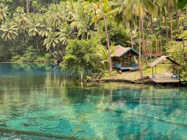 Ssst.. Danau Indah Bak Surga Ini Masih Belum Banyak yang Tahu! Airnya Sebening Kaca! Ssst.. Danau Indah Bak Surga Ini Masih Belum Banyak yang Tahu! Airnya Sebening Kaca!