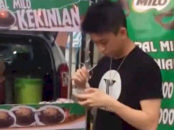 Viral Rich Brian Terciduk Jajan Es Kepal Milo Pinggir Jalan, Gayanya Sederhana Banget! Viral Rich Brian Terciduk Jajan Es Kepal Milo Pinggir Jalan, Gayanya Sederhana Banget!