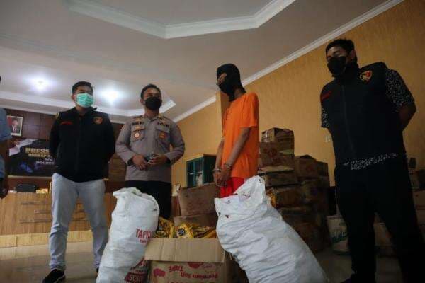 Anda Penyuka Kopi Sachet? Awas! Di Binong Tangerang Polisi Menyita Ribuan Sachet Kopi Kemasan Kadaluarsa yang Diedarkan ke Toko Sembako Anda Penyuka Kopi Sachet? Awas! Di Binong Tangerang Polisi Menyita Ribuan Sachet Kopi Kemasan Kadaluarsa yang Diedarkan ke Toko Sembako