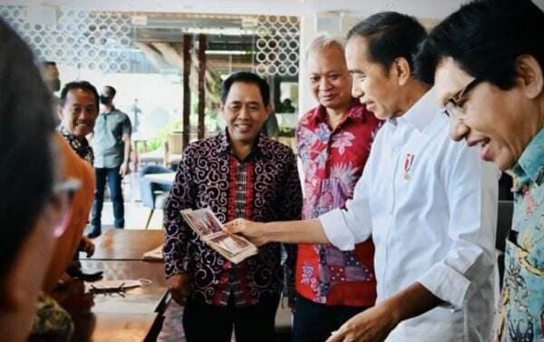 Heran Kok Ijazahnya Dibilang Palsu Ketemu Teman Kuliah UGM Jokowi Disuguhi Foto Wisuda Kenangan Naik Gunung Kerinci