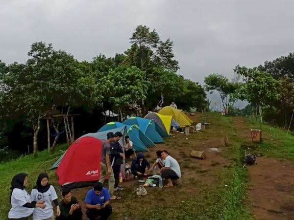 Bukit Kendeng: Tempat Camping 'di Atas Awan' Lampung, Viewnya Bikin Malas Pulang Bukit Kendeng: Tempat Camping 'di Atas Awan' Lampung, Viewnya Bikin Malas Pulang