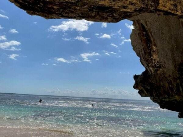 Cantiknya Pantai Suluban Uluwatu, Bak &#39;Mahkota&#39; yang Tersembunyi di Balik Karang Bali