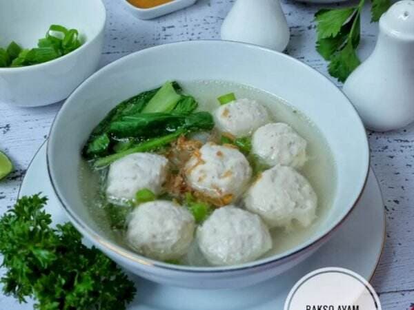 Cara Membuat Bakso Ayam Kuah Bening, Kenyal dan Nikmat!