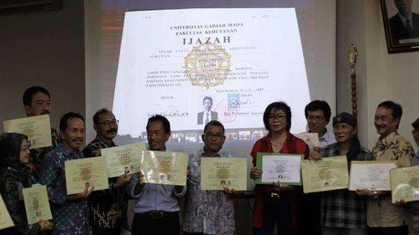 Teman Kuliah Ramai-Ramai Unjuk Ijazah Teman Kuliah Ramai-Ramai Unjuk Ijazah