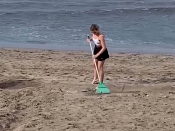 Viral Bule Cantik Bersihkan Sampah di Pantai Bali, Aksinya Tuai Pujian