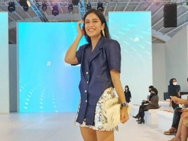 Gaya Unik Outfit Dian Sastro Nonton Fashion Show JFW 2023, Sandra Dewi: Cakep Banget