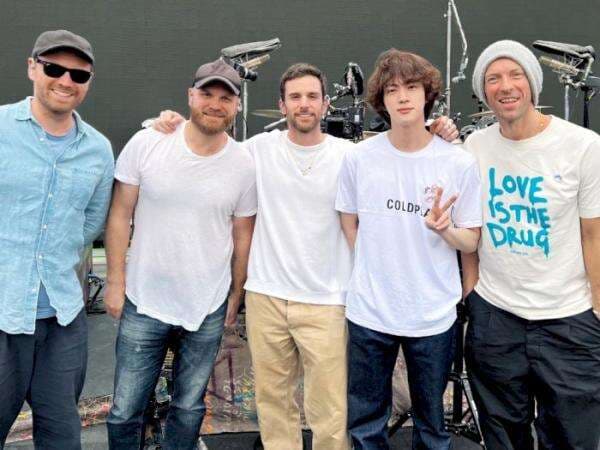 Chris Martin Bersyukur Buatin Lagu untuk Single Solo Jin BTS Sebelum Wajib Militer Chris Martin Bersyukur Buatin Lagu untuk Single Solo Jin BTS Sebelum Wajib Militer