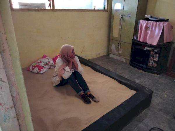 Tidur Beralaskan Pasir, Tradisi Turun Temurun Warga Sumenep Untuk Hindari Penyakit Tidur Beralaskan Pasir, Tradisi Turun Temurun Warga Sumenep Untuk Hindari Penyakit