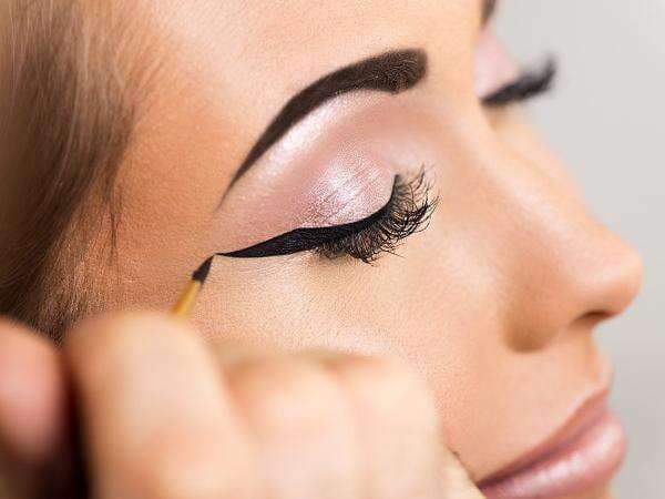 Rekomendasi 4 Eyeliner Lokal Murah Meriah, Hasilnya Wow! Rekomendasi 4 Eyeliner Lokal Murah Meriah, Hasilnya Wow!