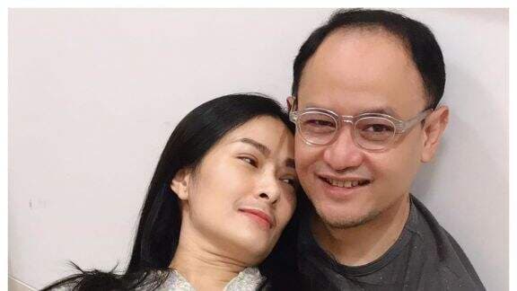 Diterpa Isu Suami Selingkuh dengan Pramugari, Iis Dahlia Dobrak Pintu Gerebek Satrio Dewandono di Kamar Hotel Lagi Begini: Dia... Diterpa Isu Suami Selingkuh dengan Pramugari, Iis Dahlia Dobrak Pintu Gerebek Satrio Dewandono di Kamar Hotel Lagi Begini: Dia...