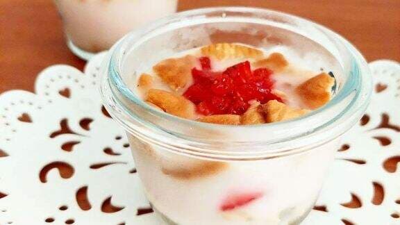 Trik Bikin Puding Strawberry Marie Regal, Rasanya Seger Banget Moms