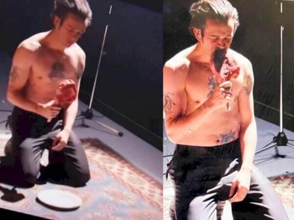 Vokalis The 1975 Bertelanjang Dada Makan Daging Mentah saat Manggung, Ini Videonya Vokalis The 1975 Bertelanjang Dada Makan Daging Mentah saat Manggung, Ini Videonya