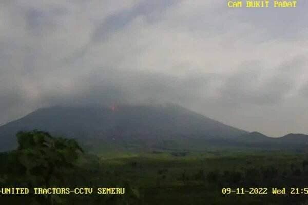 Gunung Semeru Erupsi 5 Kali, Luncurkan Awan Panas Letusan