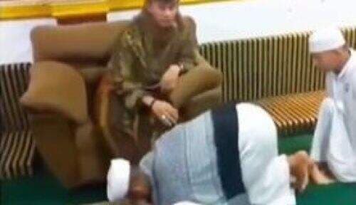 Habib Bahar Santai Duduk di Sofa, Jemaah Gantian Cium Tangan Hingga Kakinya, Netizen: Fir’aun Jaman Now Habib Bahar Santai Duduk di Sofa, Jemaah Gantian Cium Tangan Hingga Kakinya, Netizen: Fir’aun Jaman Now