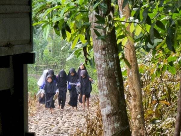 Potret Masyarakat Suku Kajang, Selalu Berpakaian Hitam dan Rumahnya Harus Menghadap Barat