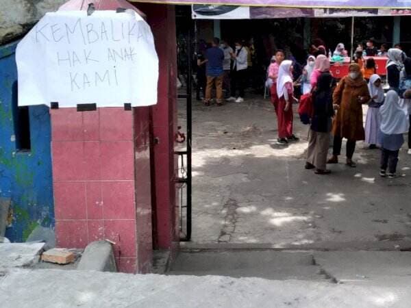 Viral Pintu Gerbang SDN Pondok Cina 1 Tertutup Proyek Trotoar, Begini Nasib Para Siswanya