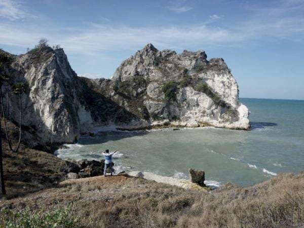 Pantai Pakubaun di NTT Punya Spot Kece untuk Prewedding, Batu Karangnya Instagenic! Pantai Pakubaun di NTT Punya Spot Kece untuk Prewedding, Batu Karangnya Instagenic!