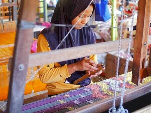 Nyaris Punah, Kain Tenun Lejo dengan Benang Emas Digilai Turis Malaysia hingga Singapura Nyaris Punah, Kain Tenun Lejo dengan Benang Emas Digilai Turis Malaysia hingga Singapura