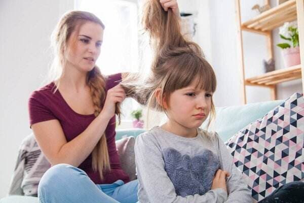 Mom, Ini Tanda Anak Memiliki Kutu Rambut