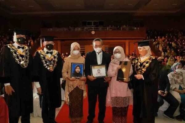 Kisah Haru Rektor Unpad Mewisuda 2 Lulusan yang Meninggal