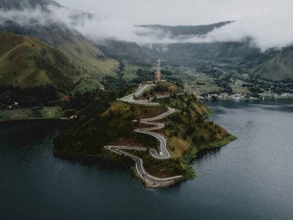 Cantiknya Bukit Sibea-Bea, Wisata Alam Instagramable Punya Jalan Berkelok Mirip Sirkuit F1