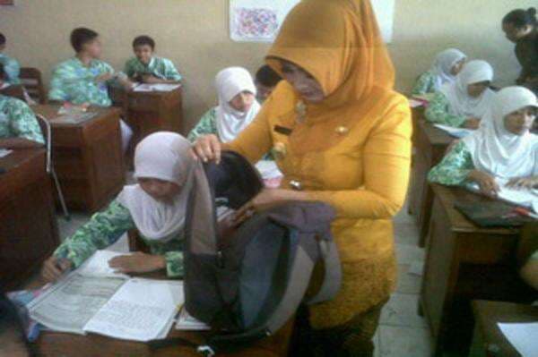 Nostalgia Cara Menyembunyikan HP Saat Razia, Ngeri File Pribadi Ketahuan Nostalgia Cara Menyembunyikan HP Saat Razia, Ngeri File Pribadi Ketahuan