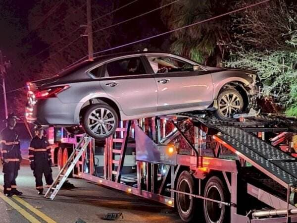 Nissan Altima Terbang dan Nyangkut di Truk Carrier, Mirip di Film Fast And Furious!