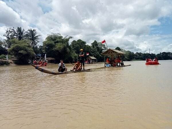 Menyusuri Sungai Ciujung Menggunakan Rakit Bambu