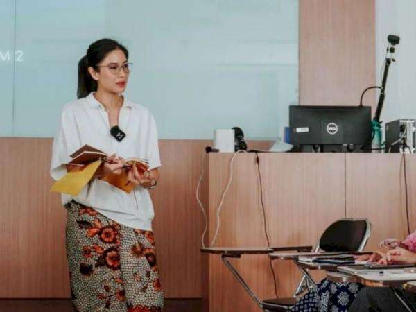 Intip Outfit Simple Dian Sastro Saat Jadi Dosen Tamu, Pakai Rok Batik dan Kemeja Putih Intip Outfit Simple Dian Sastro Saat Jadi Dosen Tamu, Pakai Rok Batik dan Kemeja Putih