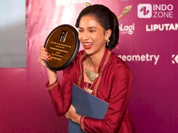 Aghniny Haque Girang Bawa Pulang Penghargaan Rima Melati dari Festival Film Indonesia 2022