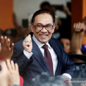 Jokowi Kepala Negara Pertama Ucapkan Selamat Anwar Ibrahim Jadi PM Malaysia