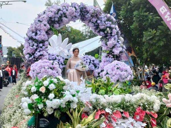 Bikin Heboh! Ratusan Mobil Dihias Bunga dan Jeruk "Mewarnai" Kota Batu Bikin Heboh! Ratusan Mobil Dihias Bunga dan Jeruk "Mewarnai" Kota Batu