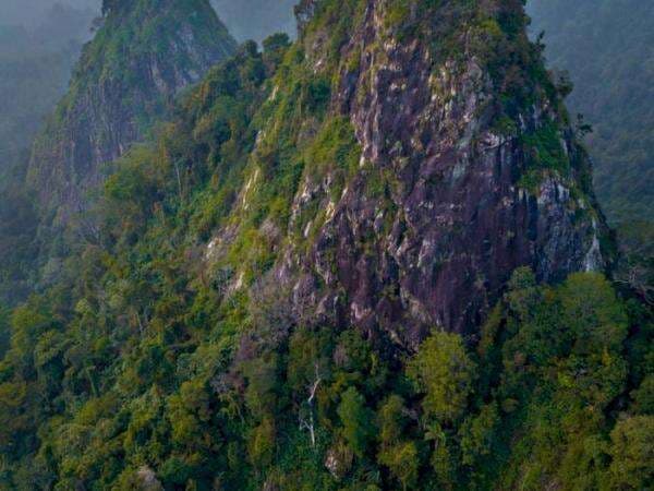 Sudah Tahu Sanggabuana? Gunung Mistis di Karawang yang Punya Makam di Puncaknya Sudah Tahu Sanggabuana? Gunung Mistis di Karawang yang Punya Makam di Puncaknya