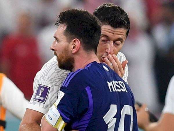 Lewandowski dan Messi Bisik-bisik Usai Laga, Netizen: Ngobrol Pakai Bahasa GOAT Lewandowski dan Messi Bisik-bisik Usai Laga, Netizen: Ngobrol Pakai Bahasa GOAT