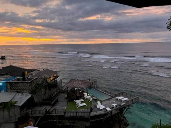 Indahnya Sunset di Tebing Pantai Suluban, Surga Dunia Incaran Turis Tersembunyi di Bali