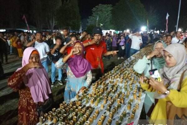 Madu dalam 3.500 Cangkir Bambu Menjadi Suguhan dalam Festival Danau Sentarum