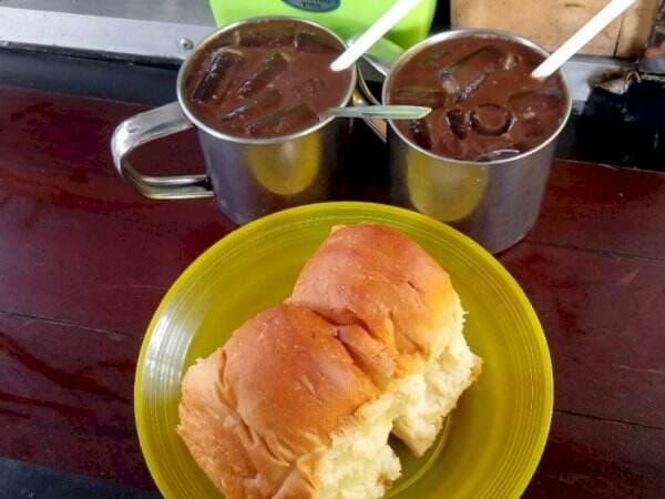 Segarnya Es Coklat Panjang Umur, Kuliner Legendaris Surabaya yang Sudah Ada Sejak 1950 Segarnya Es Coklat Panjang Umur, Kuliner Legendaris Surabaya yang Sudah Ada Sejak 1950