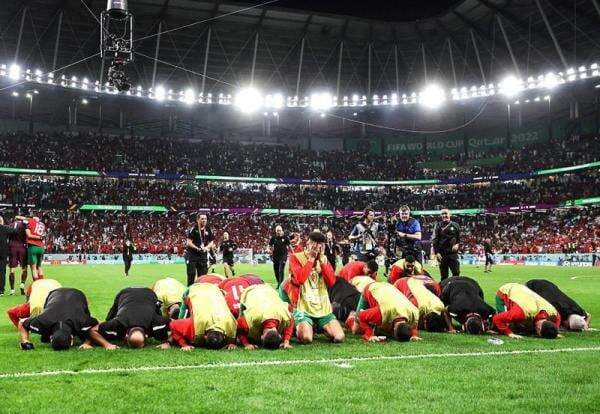 Laporan dari Qatar: Singkirkan Spanyol, Pemain Timnas Maroko Langsung Sujud Syukur Laporan dari Qatar: Singkirkan Spanyol, Pemain Timnas Maroko Langsung Sujud Syukur