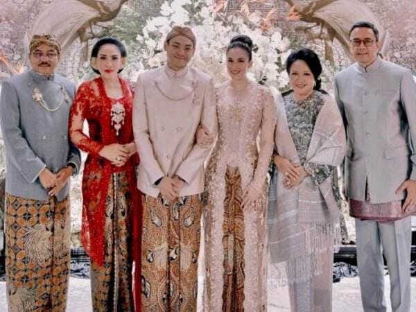 Ibu Chelsea Islan Terharu Lihat Anaknya Nikah: Rob Clinton Gak Cuma Baik tapi Amazing