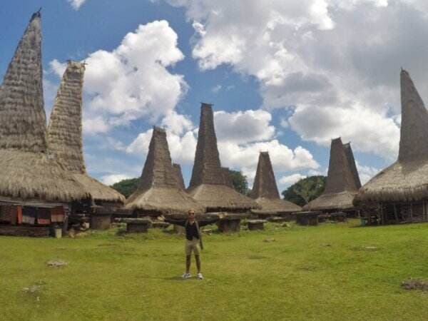 Melihat Keunikan Rumah Adat Uma Mbatangu di Kampung Adat Ratenggaro, Nusa Tenggara Timur