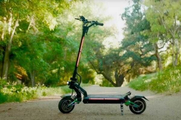 Splach Titan e-Scooter dengan Motor Listrik Ganda dan Output Gabungan 2.600W Diluncurkan